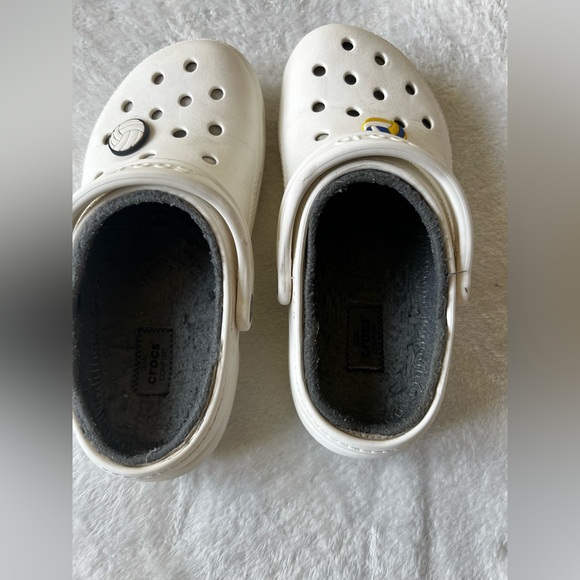 CROCS women’s White Slippers with Sports Charms - Picture 4 of 8